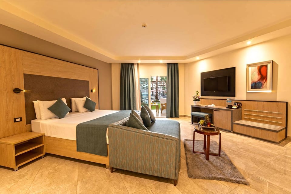 Bed, TV and multimedia, Living room, Seating area, Bedroom