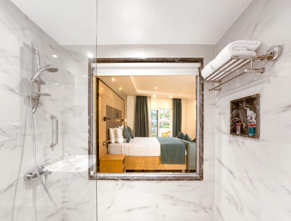 Shower, Bathroom, Bedroom, towels