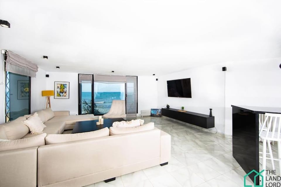 Communal lounge/ TV room, Living room, Evening entertainment, Sea view