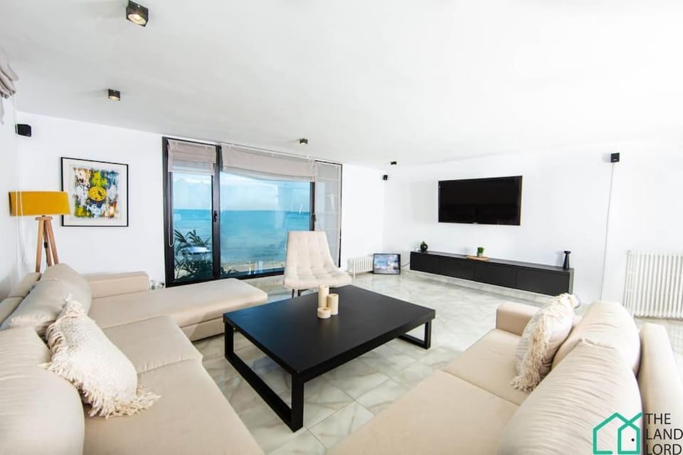 Communal lounge/ TV room, TV and multimedia, Living room, Seating area, Evening entertainment