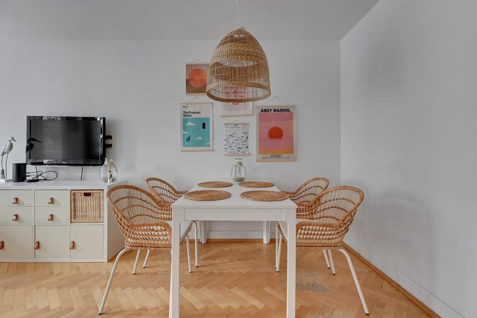 TV and multimedia, Kitchen or kitchenette, Living room, Seating area, Dining area