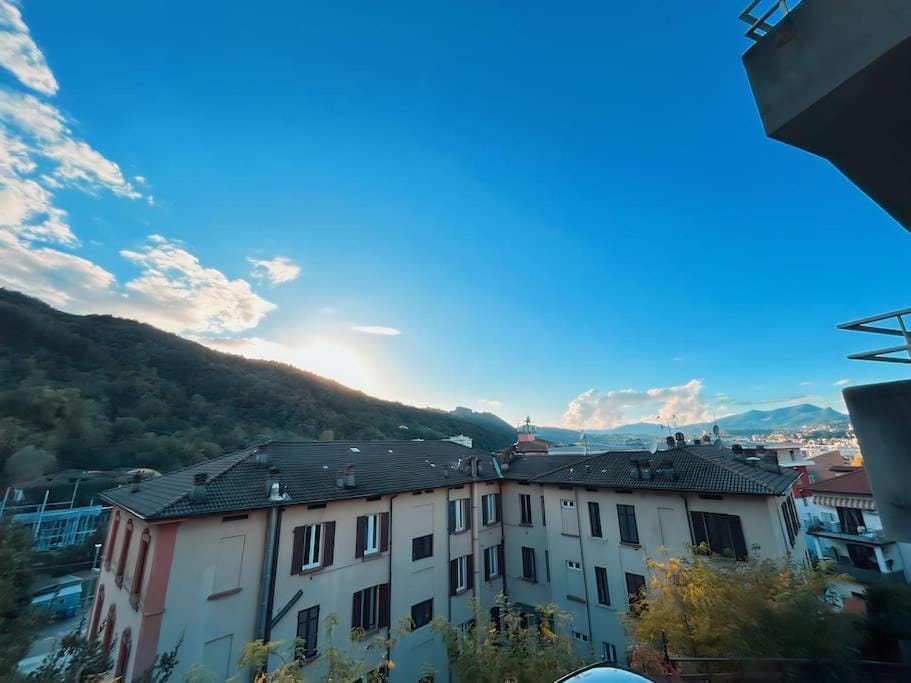 Free Parking! Lake Como, 5 min to Swiss Apartment in Como