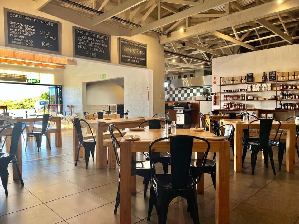 Restaurant/places to eat, Lounge or bar