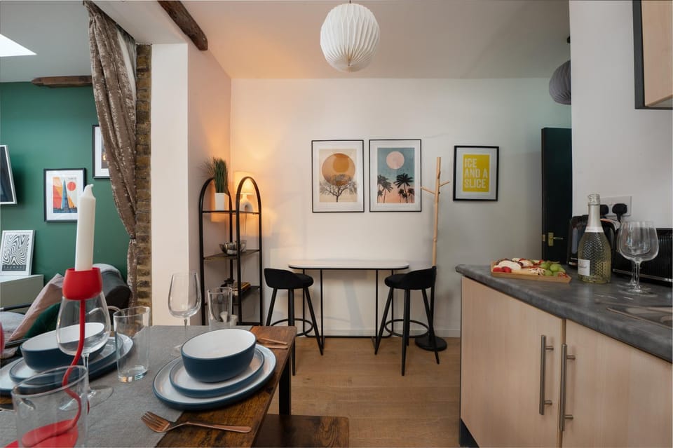 Kitchen or kitchenette, Living room, Food and drinks, Seating area, Dining area, Food, Drinks