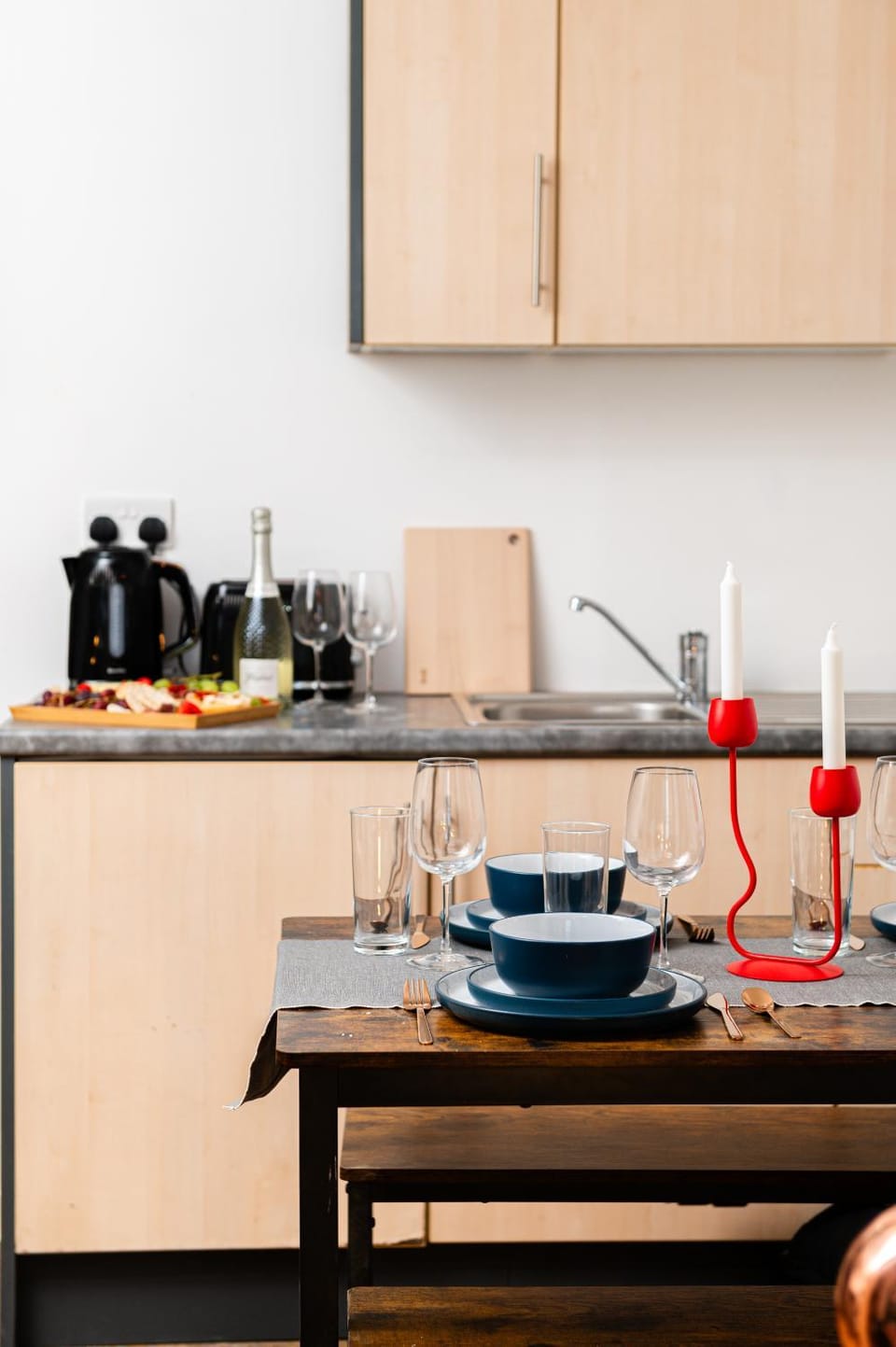 Kitchen or kitchenette, Dining area, Food, Drinks