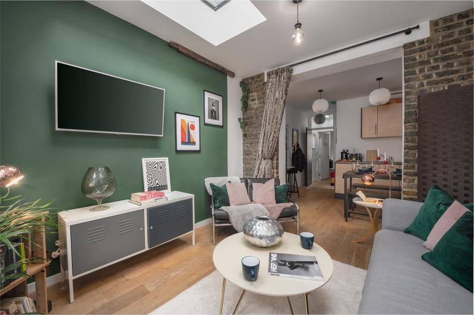 Communal lounge/ TV room, TV and multimedia, Coffee/tea facilities, Kitchen or kitchenette, Living room, Seating area, Dining area, Evening entertainment