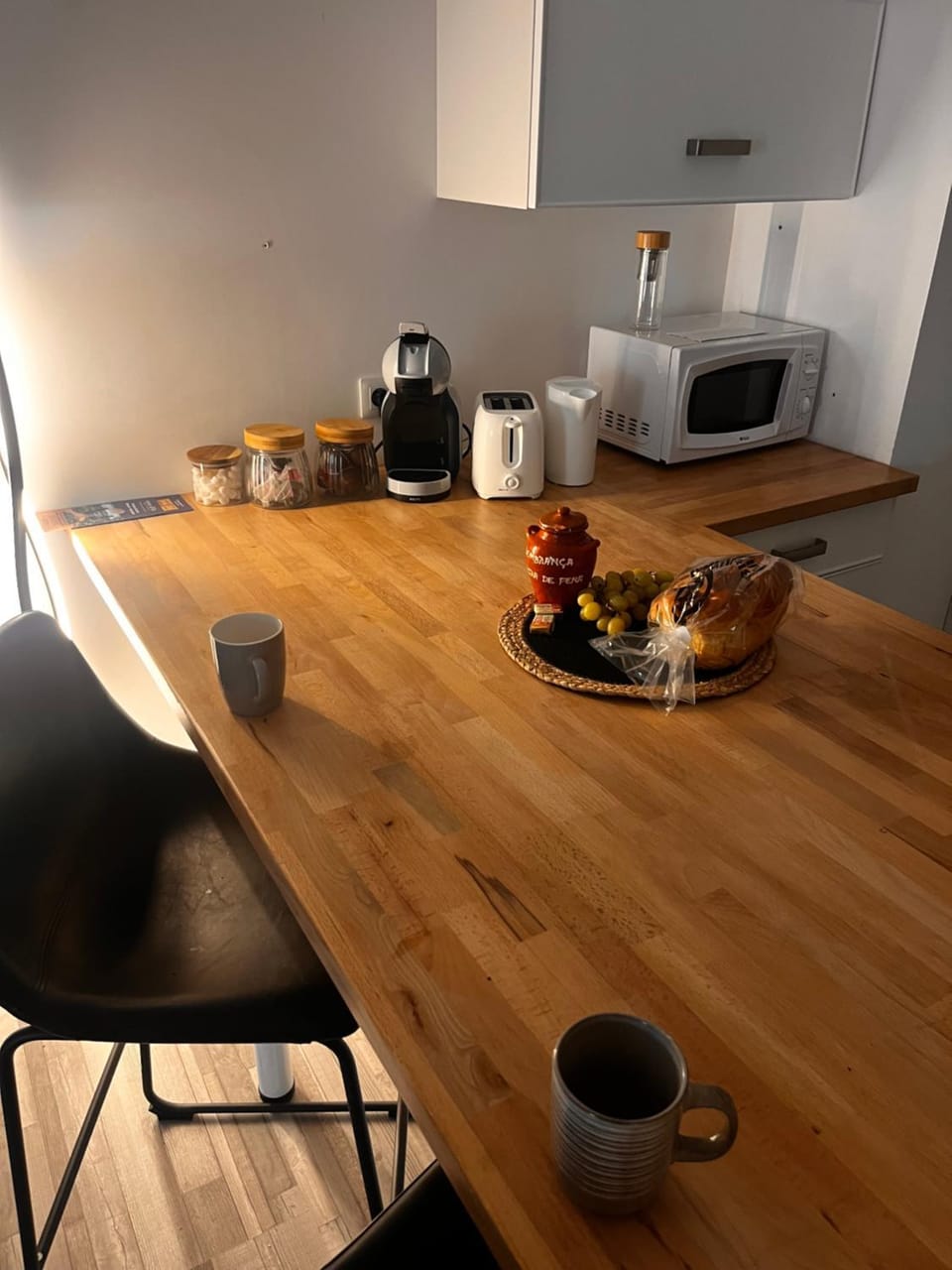 Coffee/tea facilities, Kitchen or kitchenette, Dining area, Food, Breakfast, minibar, toaster