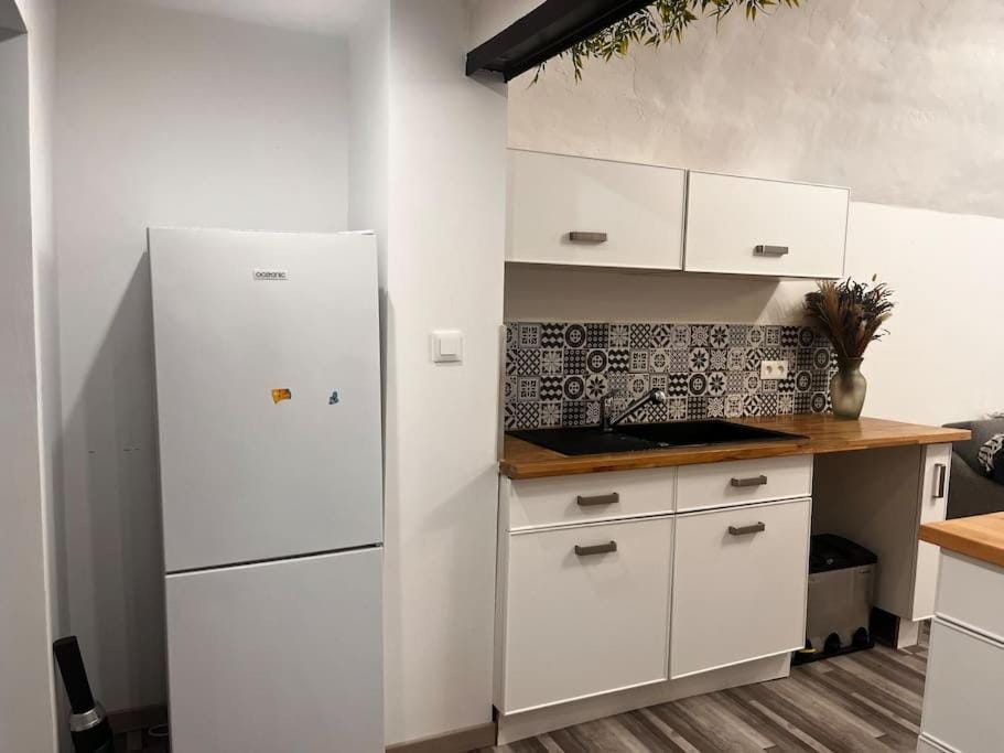 Kitchen or kitchenette, minibar
