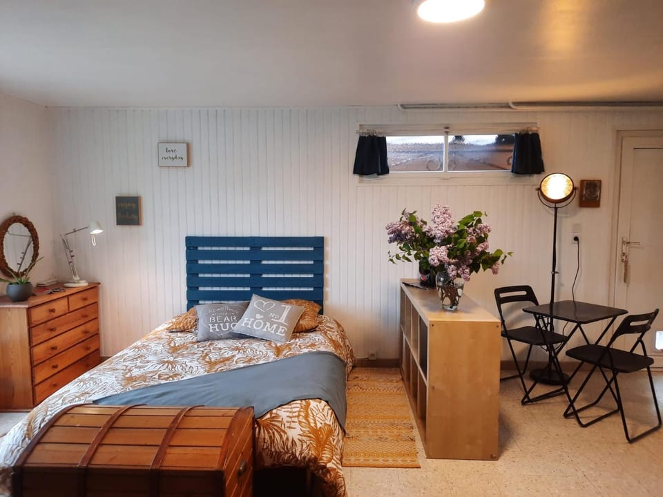 Bed, Photo of the whole room, Bedroom