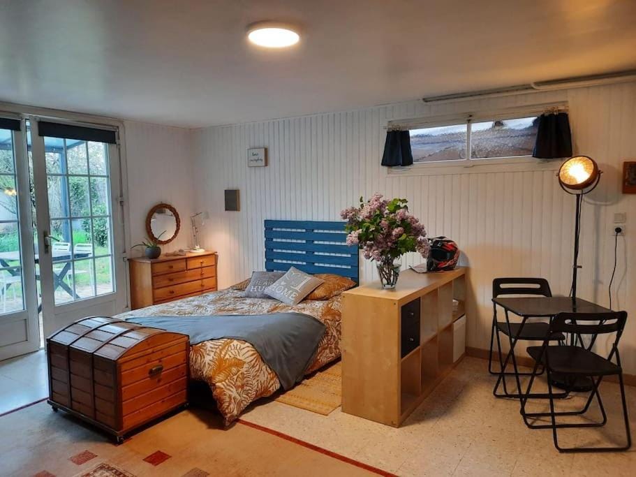 Studio de charme pour séjour tranquille à deux - Groupama Stadium - LDLC Aréna - Fiducial Astéria - Eurexpo - Aéroport St Exupéry - Base nautique du Grand Large Apartment in Auvergne-Rhône-Alpes