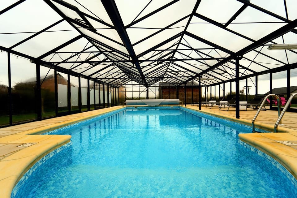 Swimming pool, sunbed