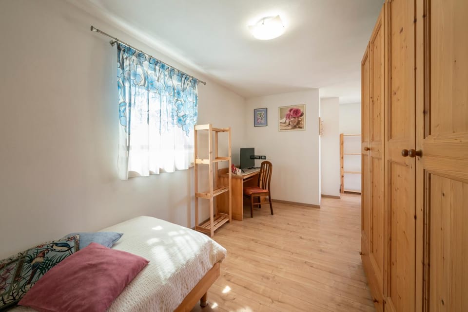 Bed, TV and multimedia, wardrobe