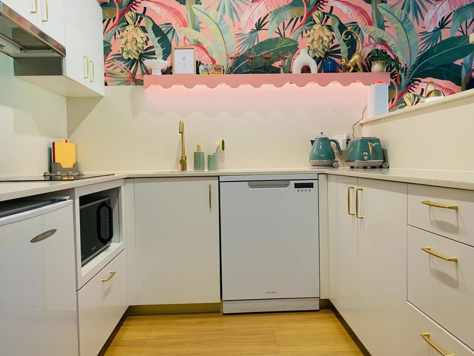 Manly Vibes - fabulous design with gym, sauna, streaming, right opposite wharf & beach Apartment in Manly
