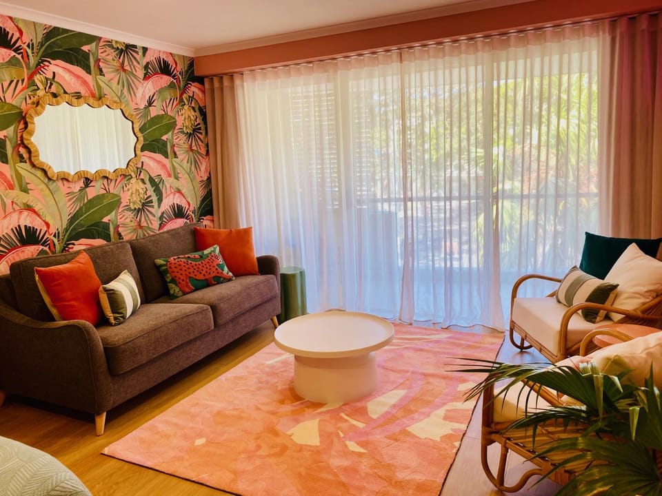 Manly Vibes - fabulous design with gym, sauna, streaming, right opposite wharf & beach Apartment in Manly