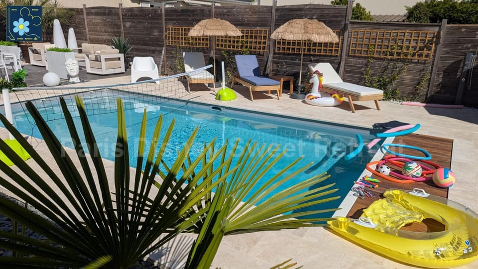 Shower, Swimming pool, sunbed