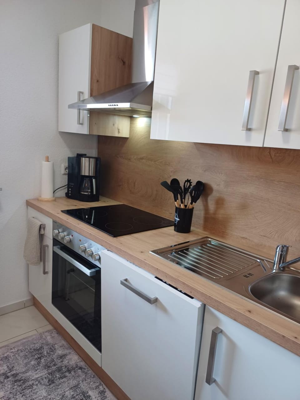Kitchen or kitchenette, dishwasher, stove