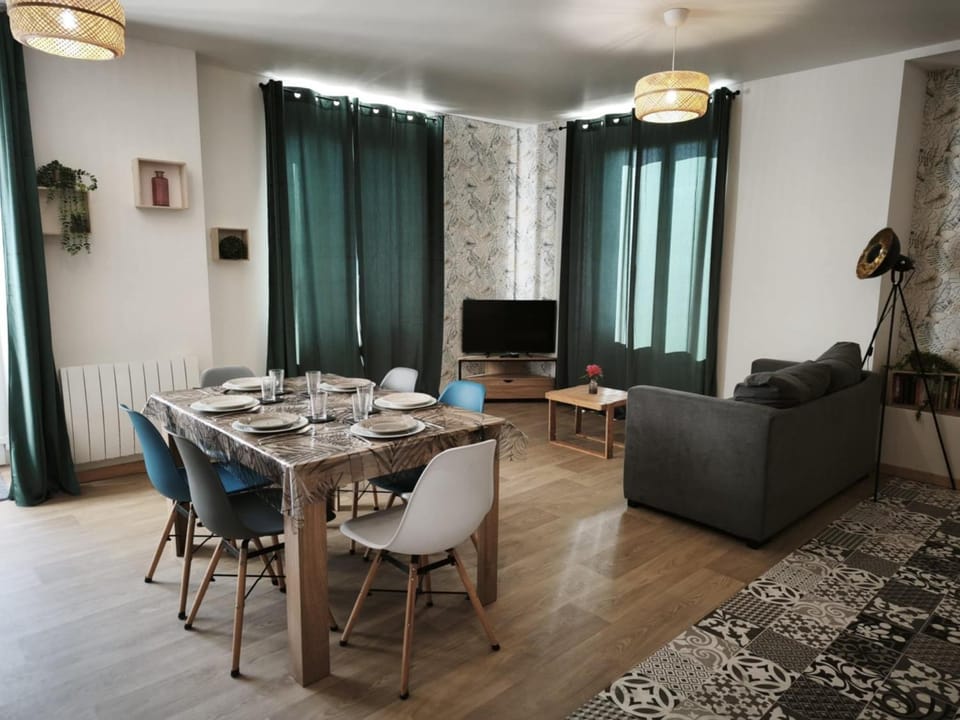 Living room, Seating area, Dining area