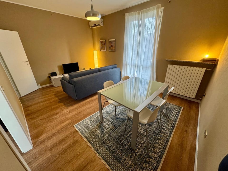 TV and multimedia, Living room, Seating area, Dining area