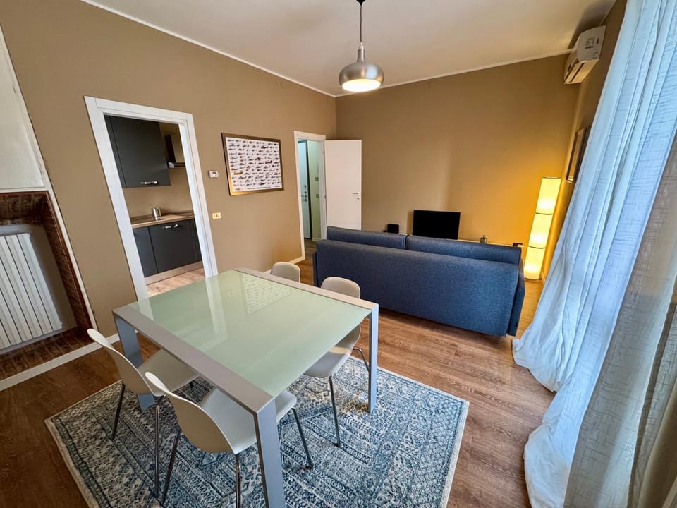 TV and multimedia, Kitchen or kitchenette, Living room, Seating area, Dining area