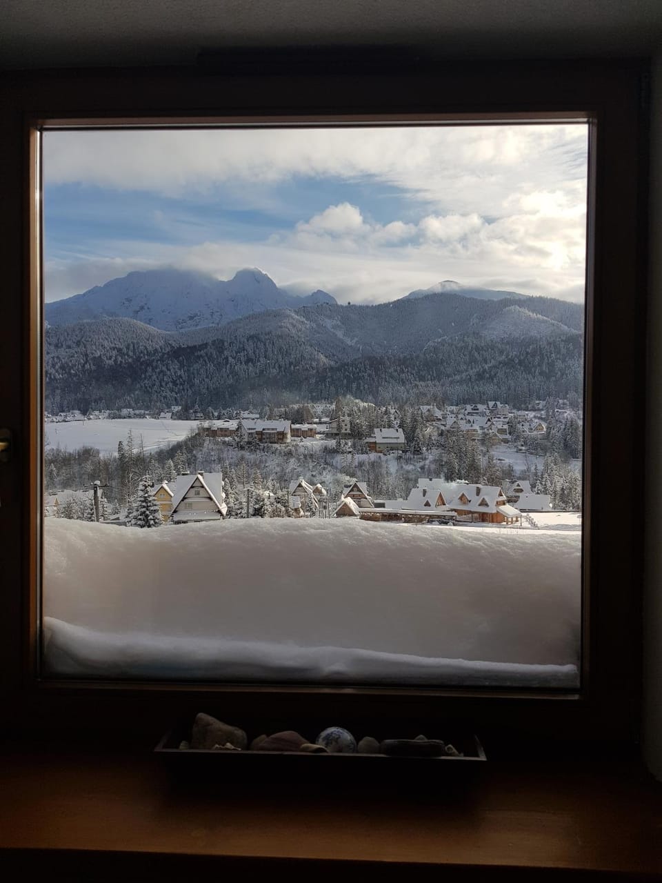 Nearby landmark, Day, Natural landscape, Winter, Living room, Photo of the whole room, Decorative detail, Seating area, Mountain view