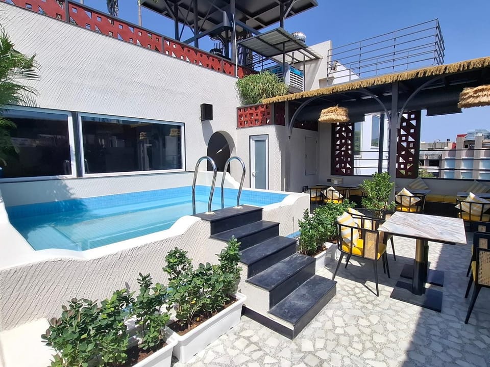 Property building, Restaurant/places to eat, Day, Lounge or bar, Pool view