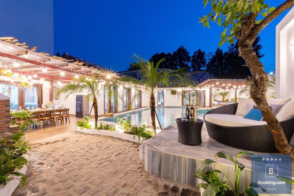 Property building, Patio, Off site, Night, Natural landscape, Garden, Garden view, Pool view, Swimming pool, sunbed