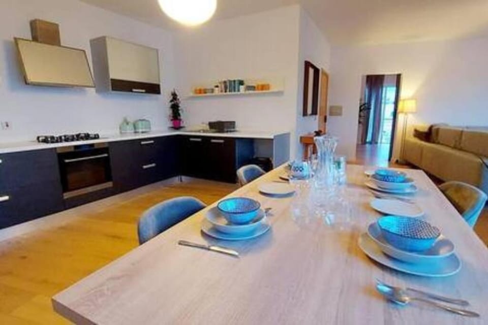 Kitchen or kitchenette, Seating area, Dining area, stove