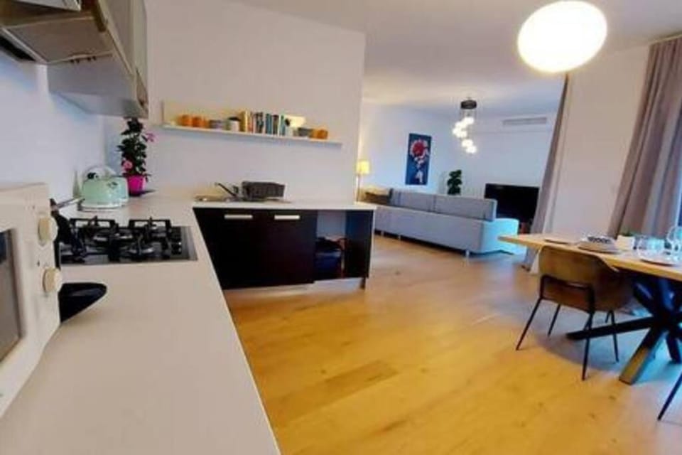 TV and multimedia, Kitchen or kitchenette, Dining area, oven, stove