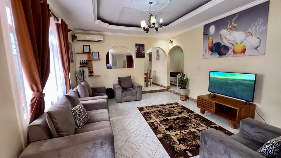 Communal lounge/ TV room, TV and multimedia, Living room, Seating area, air conditioner