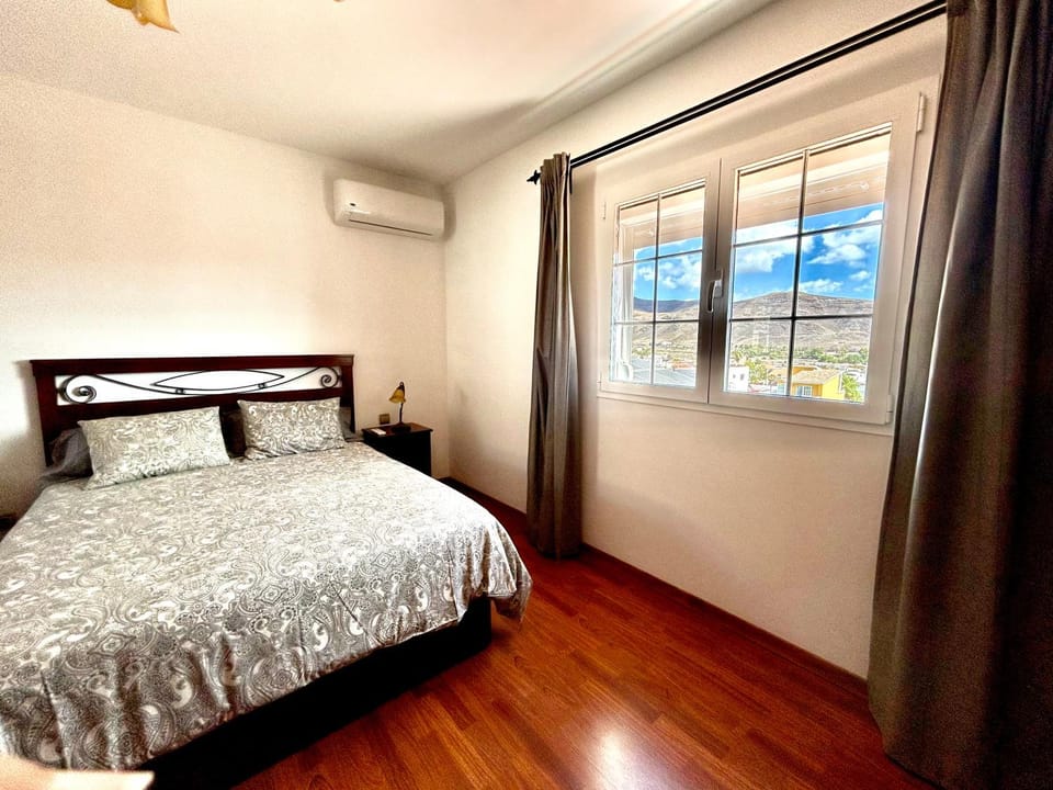 Bed, Photo of the whole room, Bedroom, air conditioner