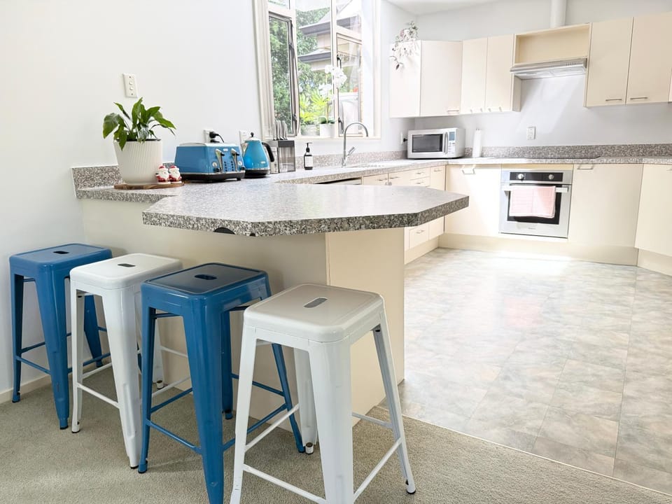 Large warm 4BRM family recharge in Halswell - Netflix, Massage chair House in Christchurch