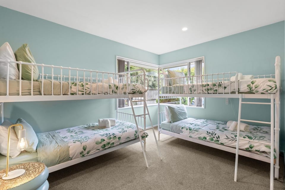 Large warm 4BRM family recharge in Halswell - Netflix, Massage chair House in Christchurch
