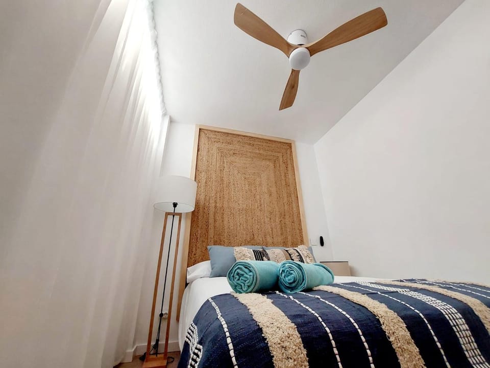 Bed, Photo of the whole room, Bedroom, air conditioner