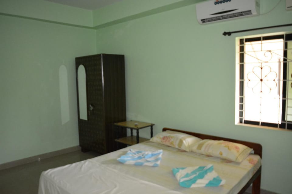 Bed, Photo of the whole room, Decorative detail, Bedroom