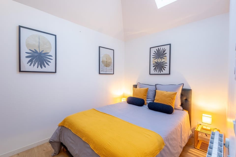 Photo of the whole room, Bedroom