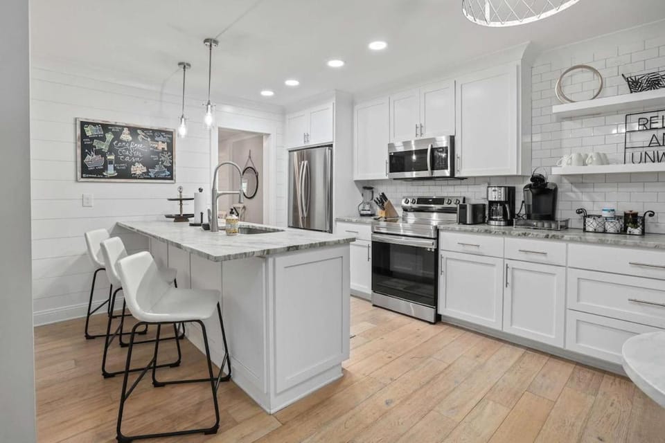 Coastal Casa-Old Village-5 mins to Beach House in Mount Pleasant