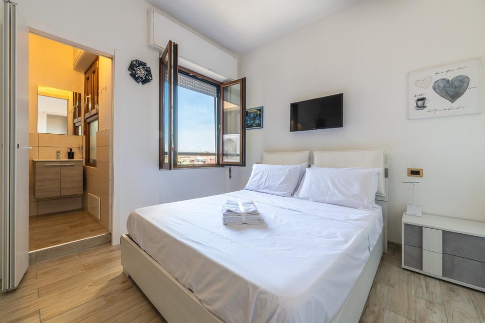 Photo of the whole room, Bedroom, towels