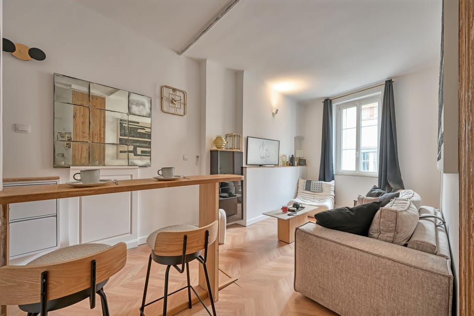 TV and multimedia, Kitchen or kitchenette, Living room, Seating area, Dining area