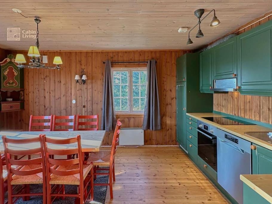 Original Olympic cabin ski in out Hafjell Cabin in Innlandet