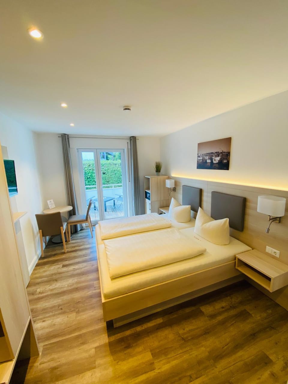 Bed, TV and multimedia, Photo of the whole room, Bedroom