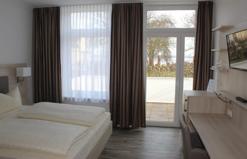 Bed, TV and multimedia, Photo of the whole room, Photo of the whole room, Bedroom