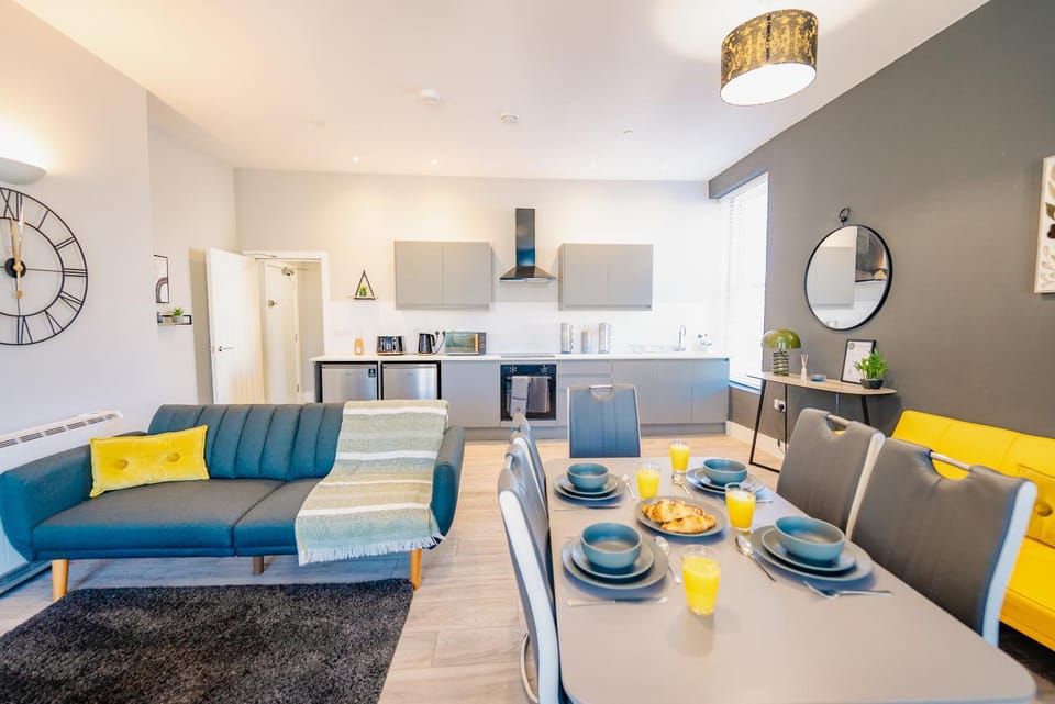 TV and multimedia, Kitchen or kitchenette, Living room, Food and drinks, Seating area, Dining area, Food, minibar, pet friendly