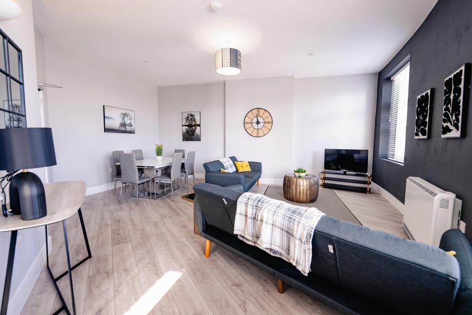 Communal lounge/ TV room, TV and multimedia, Living room, Seating area, Evening entertainment