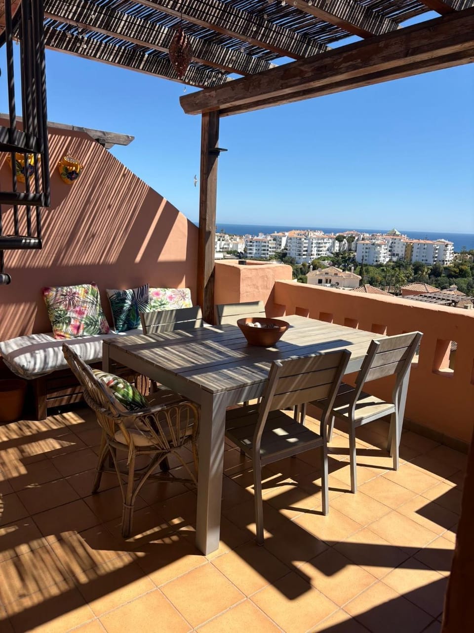 Riviera Retreat with private rooftop and sea views Apartment in Sitio de Calahonda