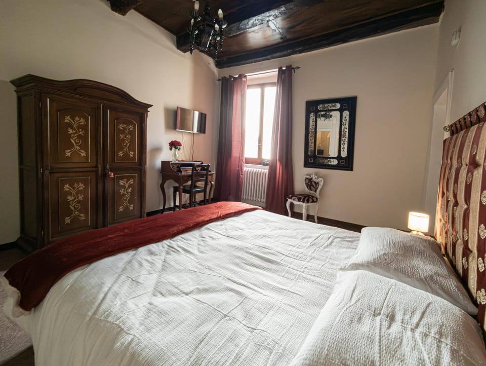 Bed, TV and multimedia, Photo of the whole room, Bedroom, wardrobe