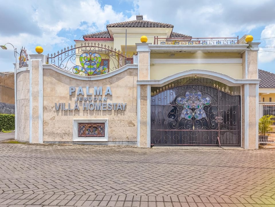 Property building, Facade/entrance, Day, Landmark view