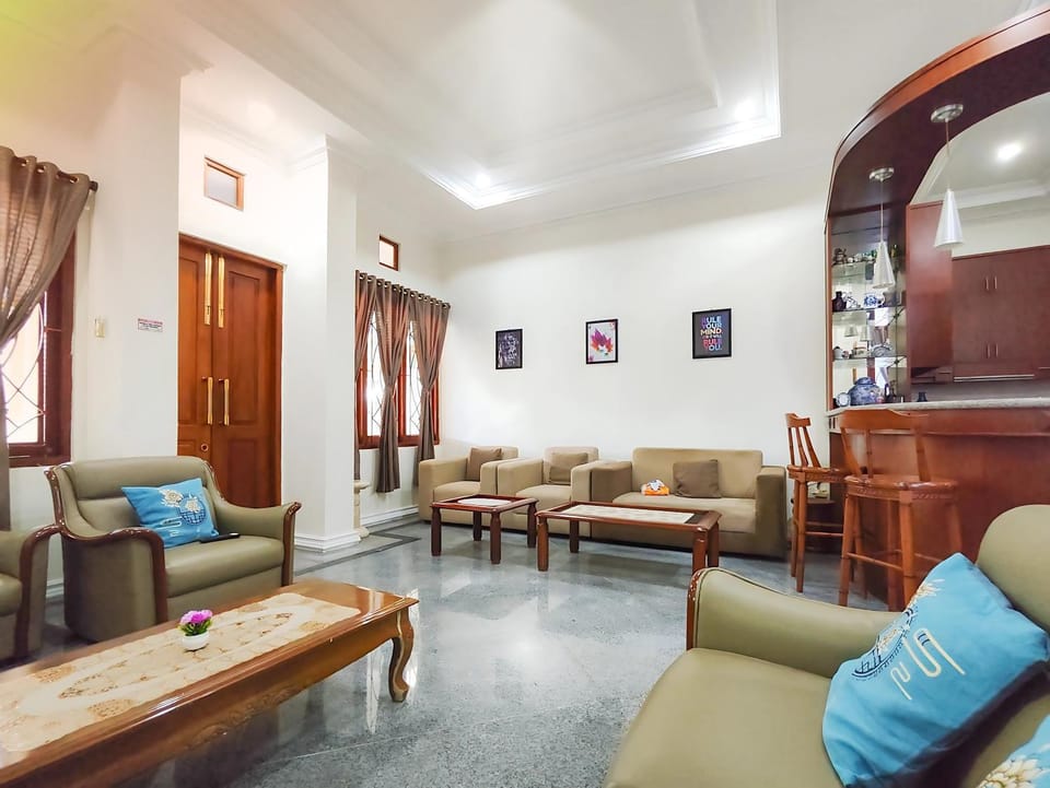 Karaoke, TV and multimedia, Living room, Seating area, air conditioner