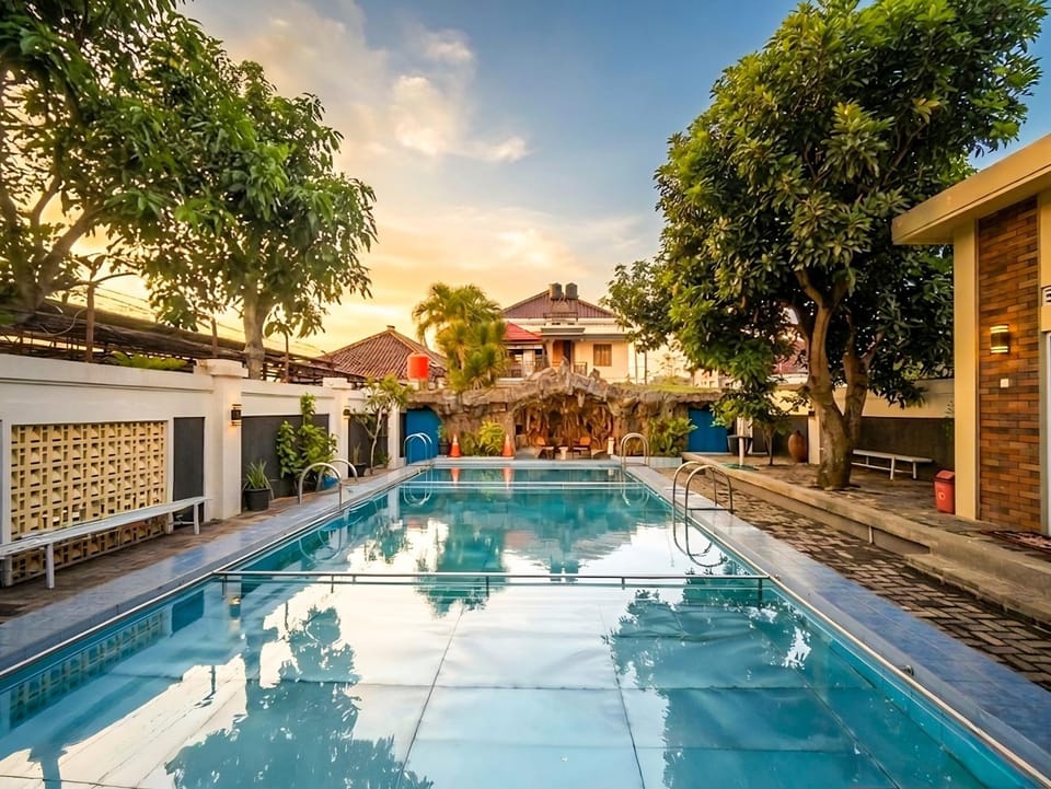 Property building, Day, Pool view, Swimming pool, Swimming pool, sunbed