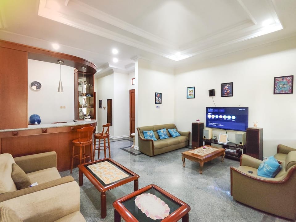 Communal lounge/ TV room, Karaoke, TV and multimedia, Living room, Seating area, Evening entertainment
