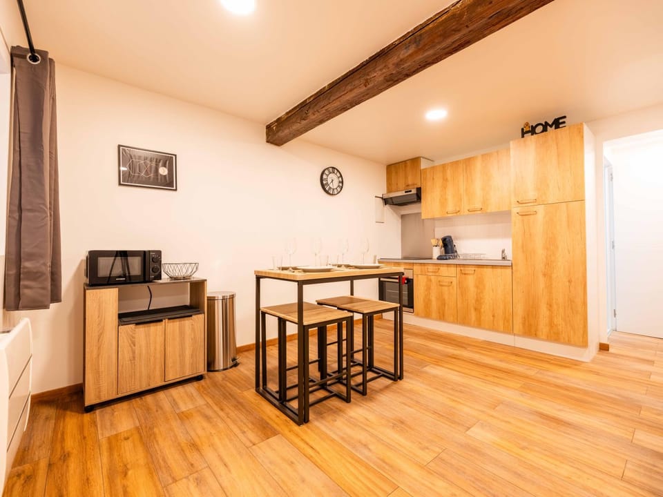 Kitchen or kitchenette, Dining area
